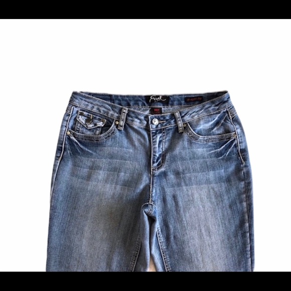 Earl Jeans, Size 8 Straight Leg Embroidered EUC Medium/Light Wash - Picture 6 of 8